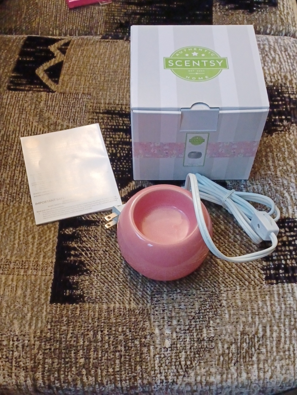 4/$80 New Petal Pink Scentsy Warmer - Retired Model